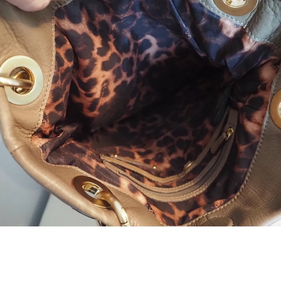 B. MAKOWSKY LEATHER STRIPE HOBO SATCHEL SHOULDER BAG BUCKET BEIGE NEUTRAL - Picture 3 of 3